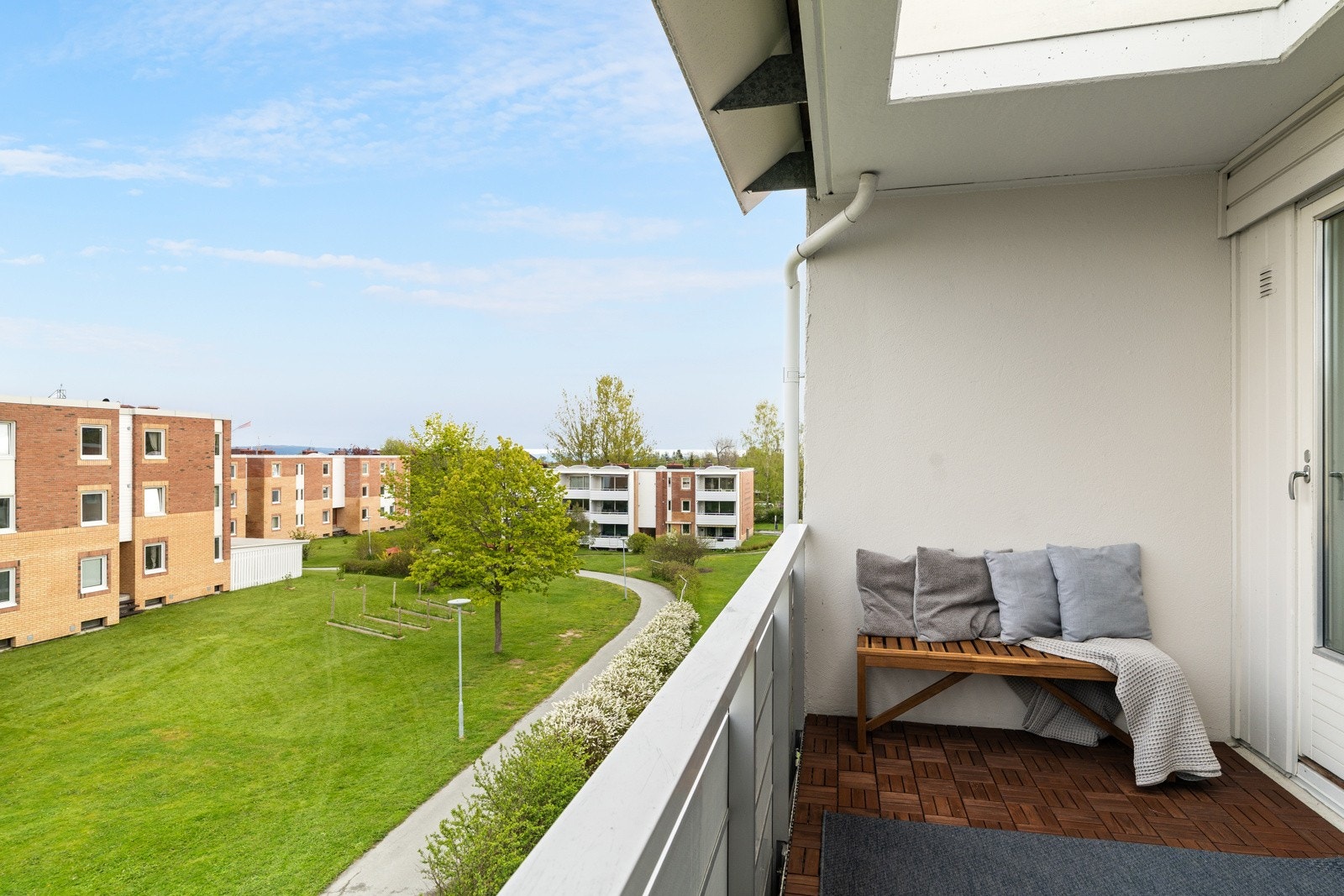 Leiligheten har en svært god beliggenhet i blokkens 3. etasje med flott utsikt mot grønne, fine fellesområder. Her har man minimalt med innsyn og gode solforhold. Galleribilde