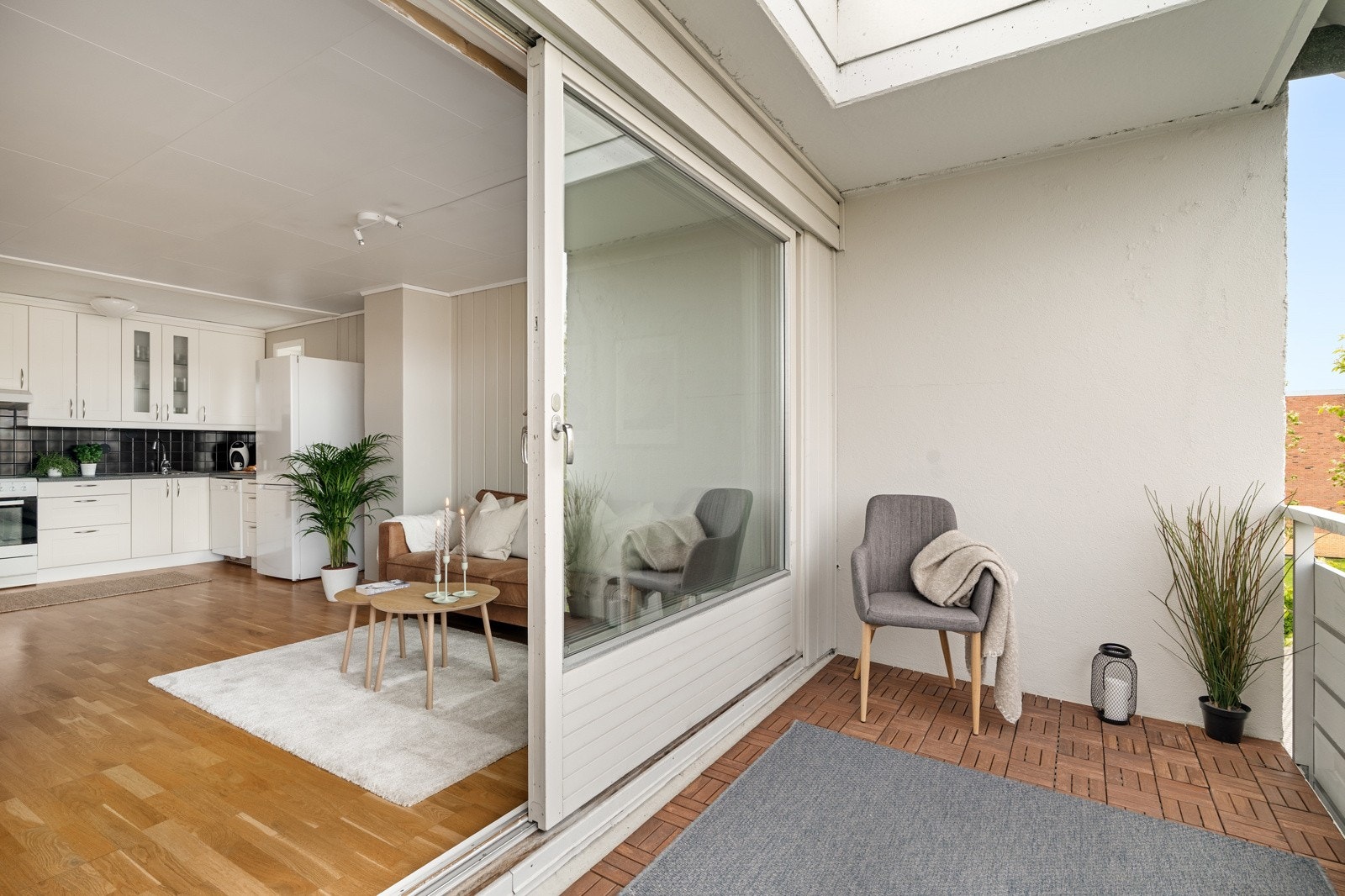 Fra stuen har man utgang til leilighetens romslige balkong via heve/skyvedør. Galleribilde