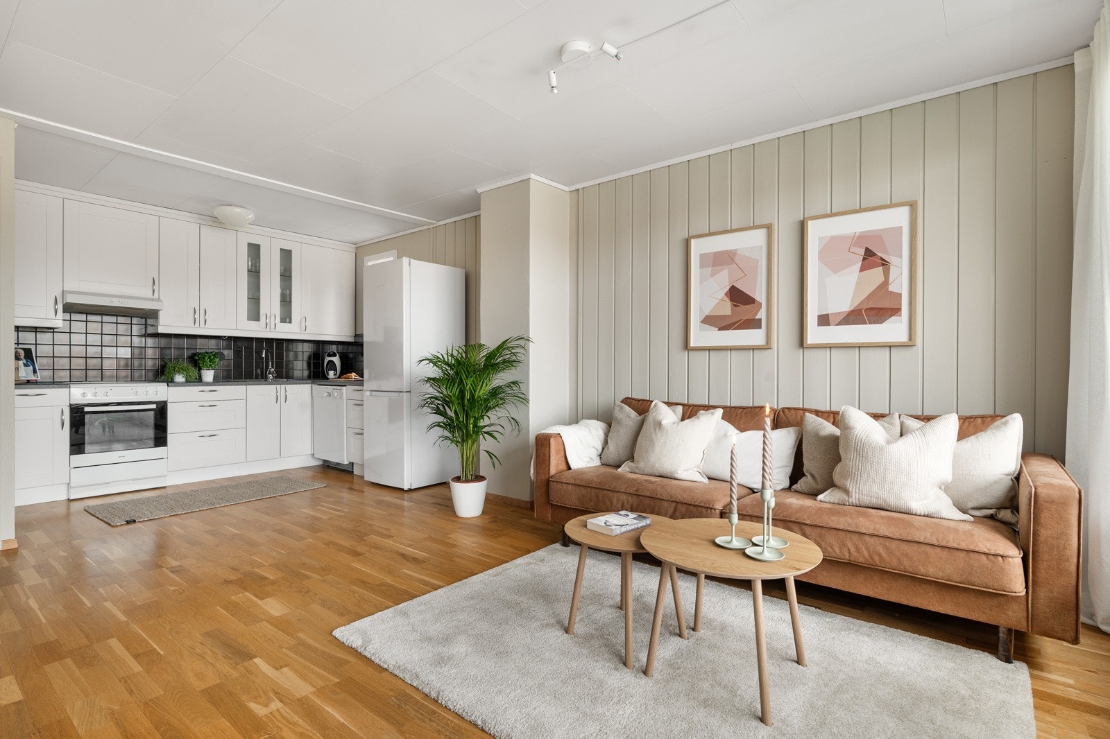 Planløsningen gir plass til både spisebord, sofagruppe og ytterligere møblering. Galleribilde