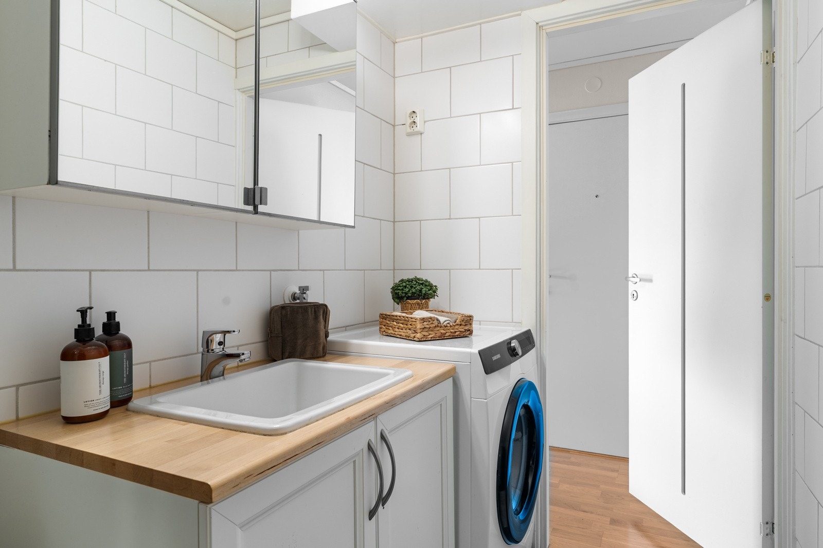Badet har fliser på gulv og vegger, samt behagelig varme i gulvet. Galleribilde