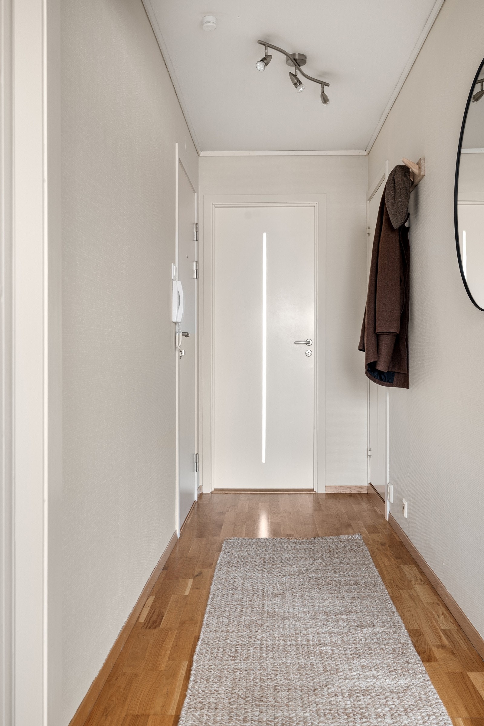 Leiligheten ligger i byggets tredje etasje og har adkomst via felles trapperom. Forbi inngangsdøren bli du møtt av en lys entré. Det er her god plass til vegghengt klesoppbevaring og skoskap. Galleribilde