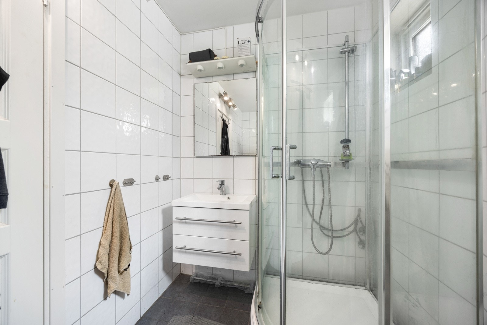 Praktisk bad med plass for vaskemaskin Galleribilde