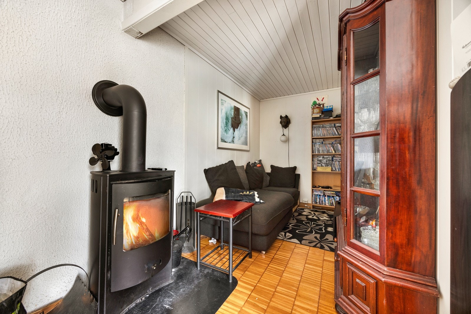 Det er montert peisovn for kalde dager. Galleribilde