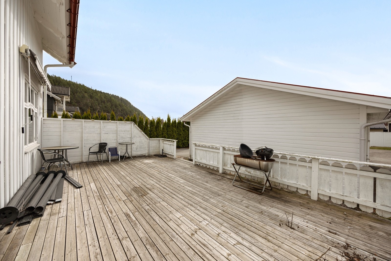 Romslig terrasse med utgang fra stuedel Galleribilde