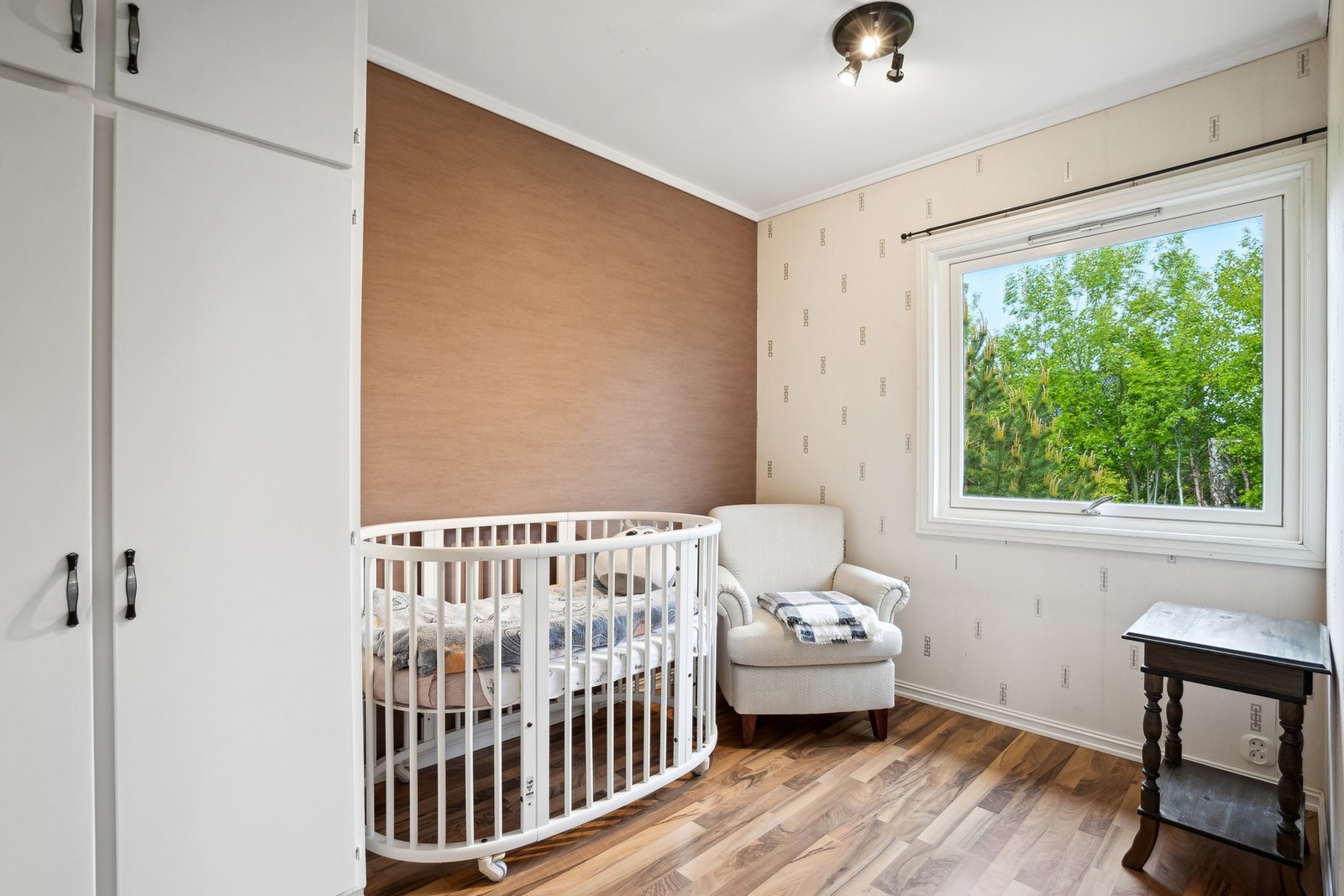 Soverom med plass til innredning av seng og nattbord. Integrert skap i veggen. Galleribilde