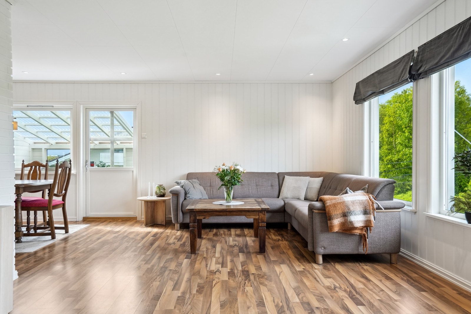 Stuen er lys og fin med laminatgulv og malt panel på veggene. Ledspotter i himling. Galleribilde