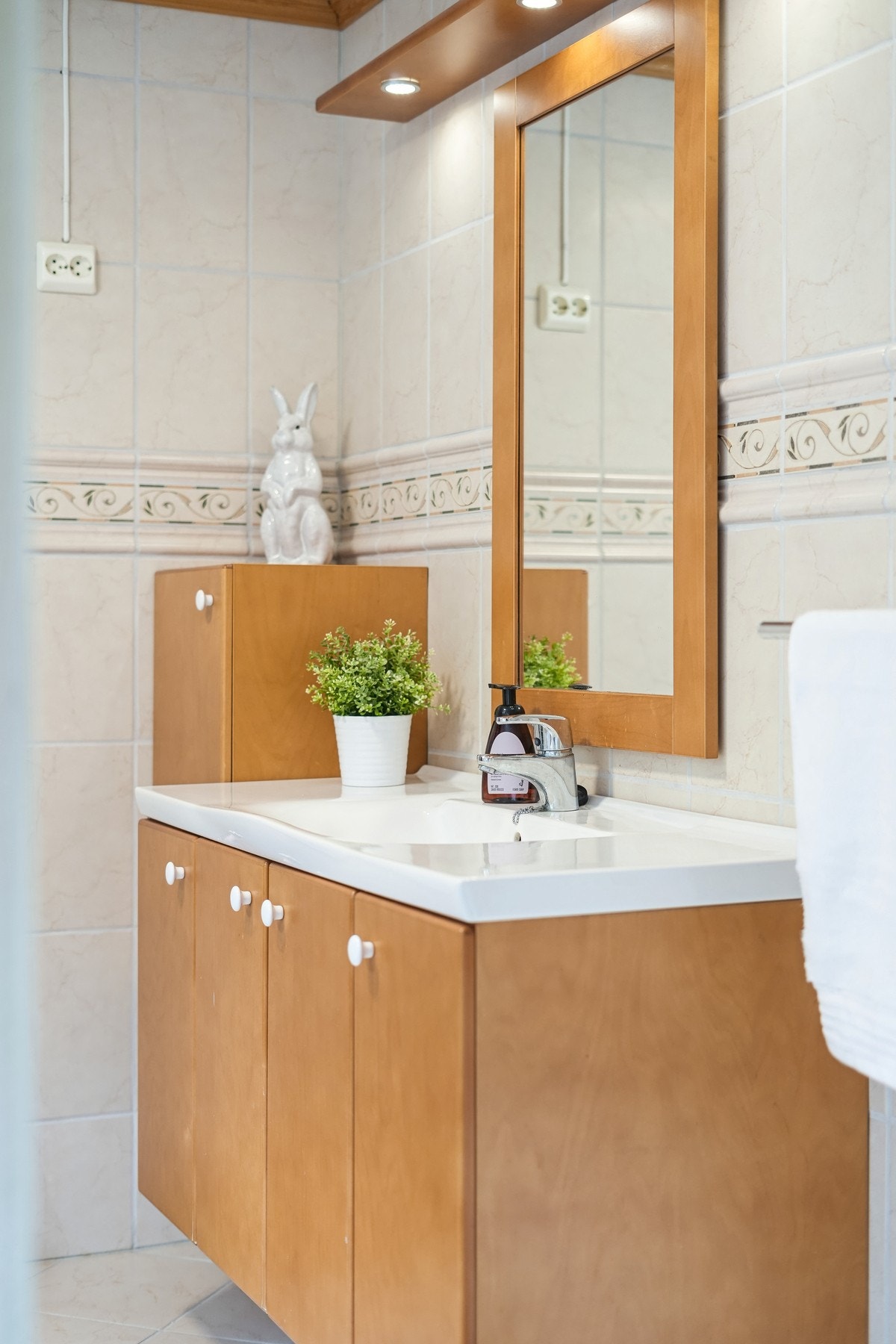 Innredning med slette skapfronter og helstøpt hvit servant over. Galleribilde