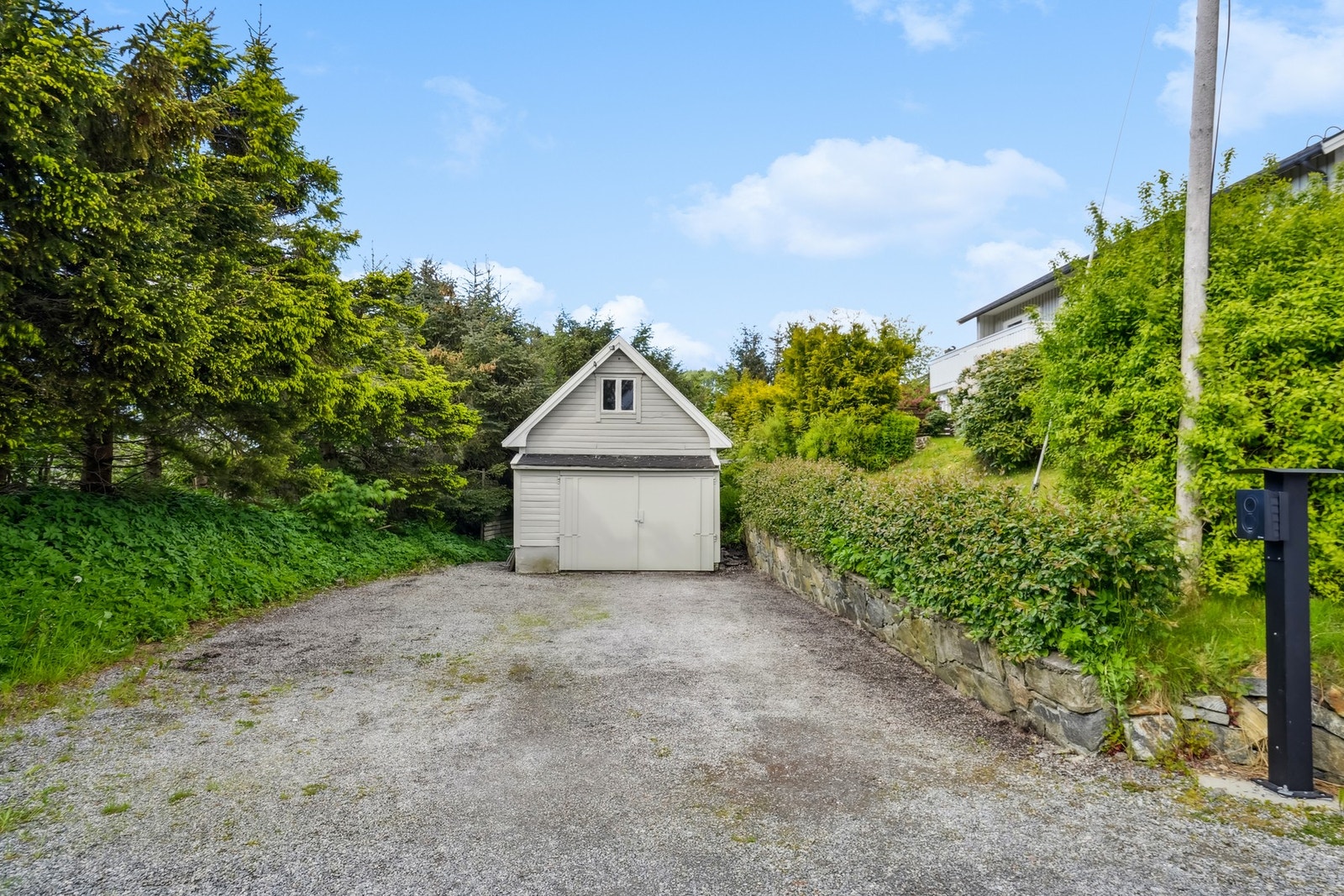 Frittstående garasje. Denne tilhører eier, men står på tomten til Statens vegvesen. Galleribilde