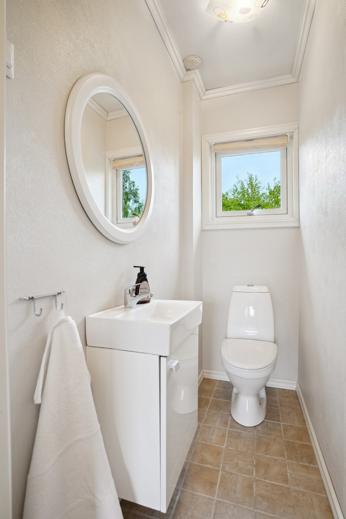 Toalettrommet har malte plater på vegg, innvendige tak har malte plater og vinylbelegg på gulv. Galleribilde