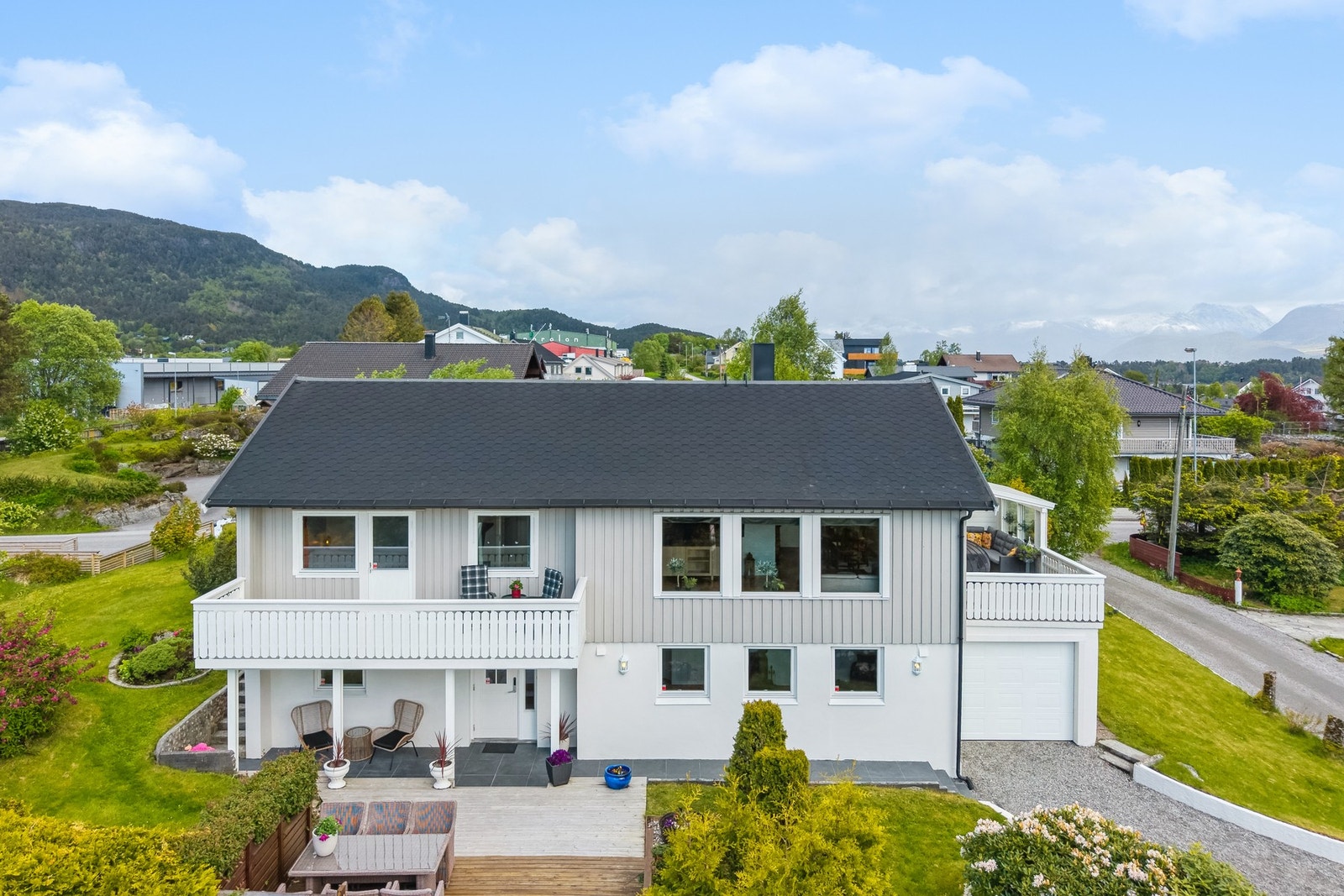 Boligen ligger fint til i en rolig og familievennlig gate. Galleribilde