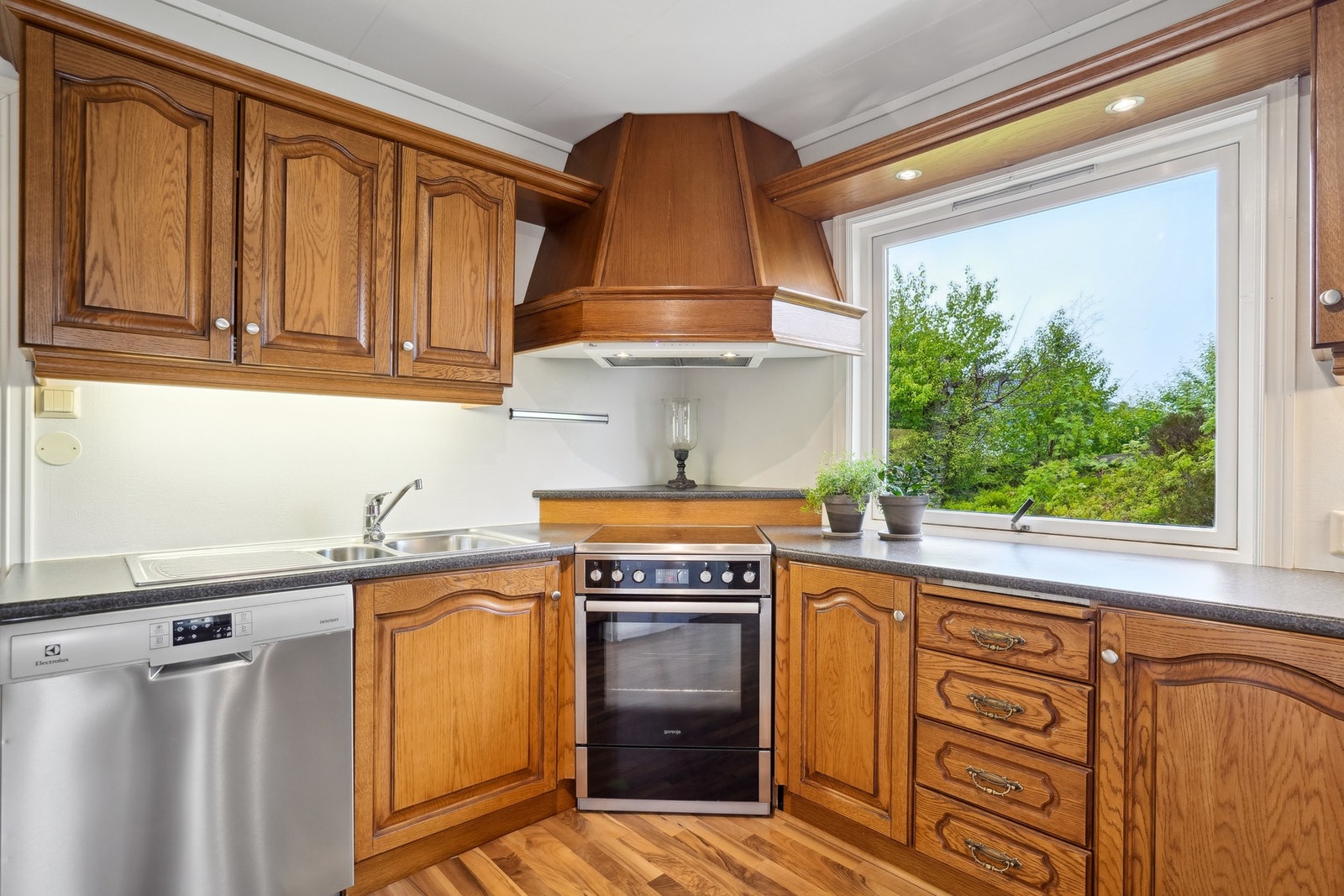 Innreding fra Kvalsvik kjøkken med profilerte mørke fronter. Galleribilde