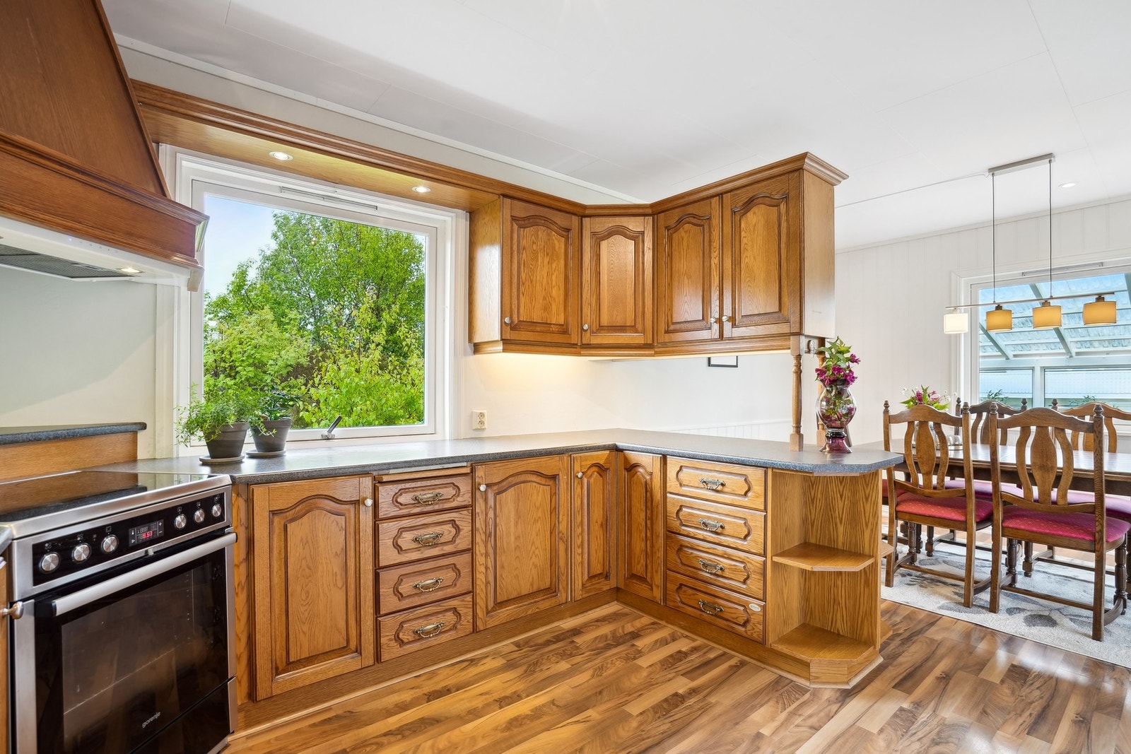 Kjøkkenet er utstyr med komyr, oppvaskmaskin og kjøl/fryseskap. Galleribilde