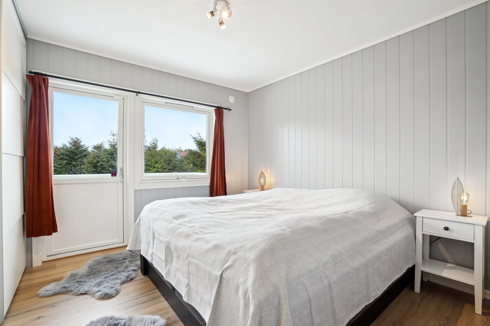 Hovedsoverom med plass til dobbeltseng og tilhørende nattbord. Galleribilde