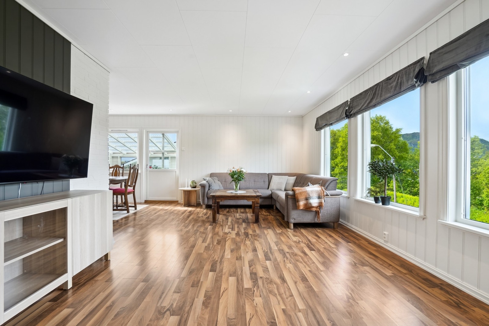 Det er åpen løsning mellom stue og kjøkken. Galleribilde