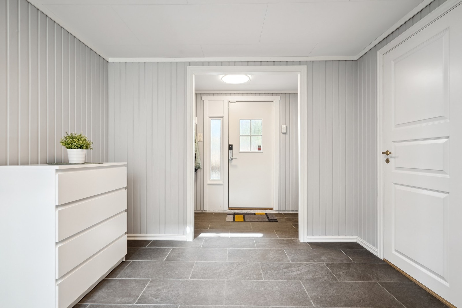 I gangen er det god plass til oppbevaringsmøbler og montere skyvedørsgarderobe om ønsket. Galleribilde