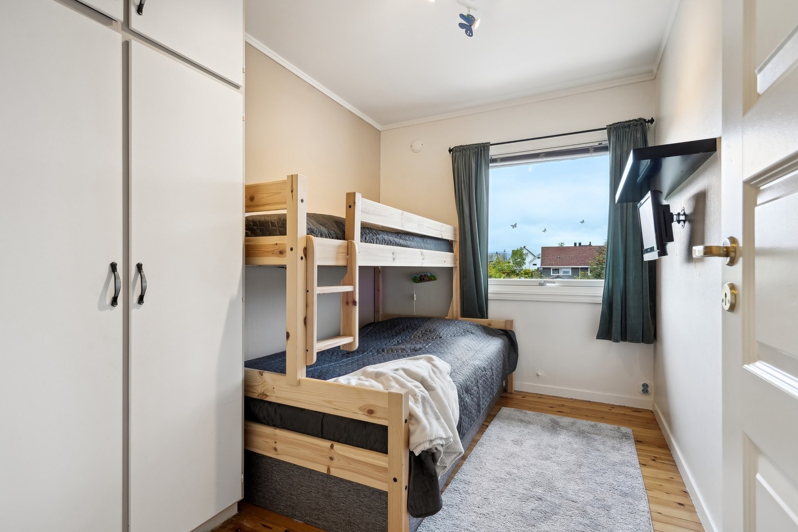 Soverom nr 2 med plass til seng og nattbord. Det er integrert skap i veggen. Galleribilde