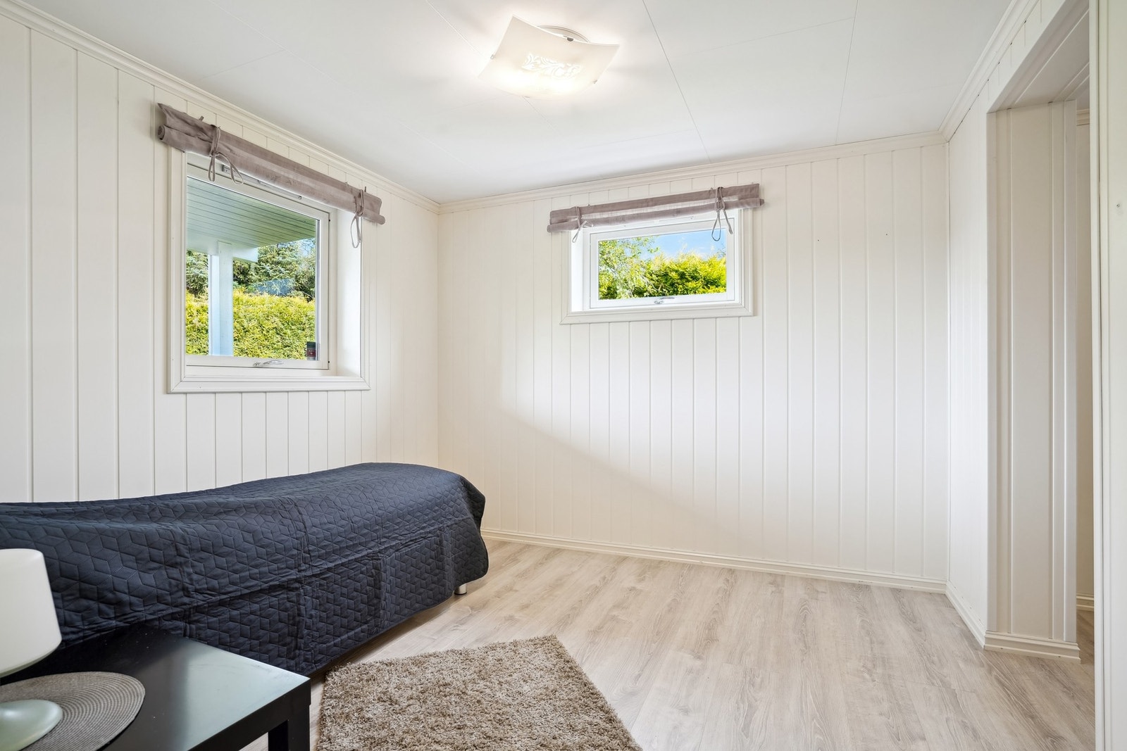 Soverom i underetasjen. Med plass til seng, nattbord og kommode garderobeskap. (ikke bruksendret, fra bygge år er det betegnet som div). Galleribilde