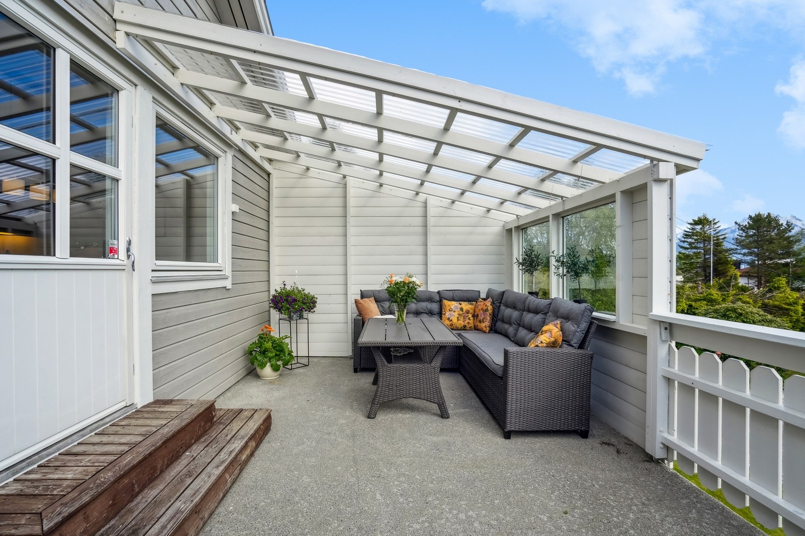 Fra stue/kjøkken er det utgang til en sørvendt utestue fra 2019 og terrasse. Galleribilde