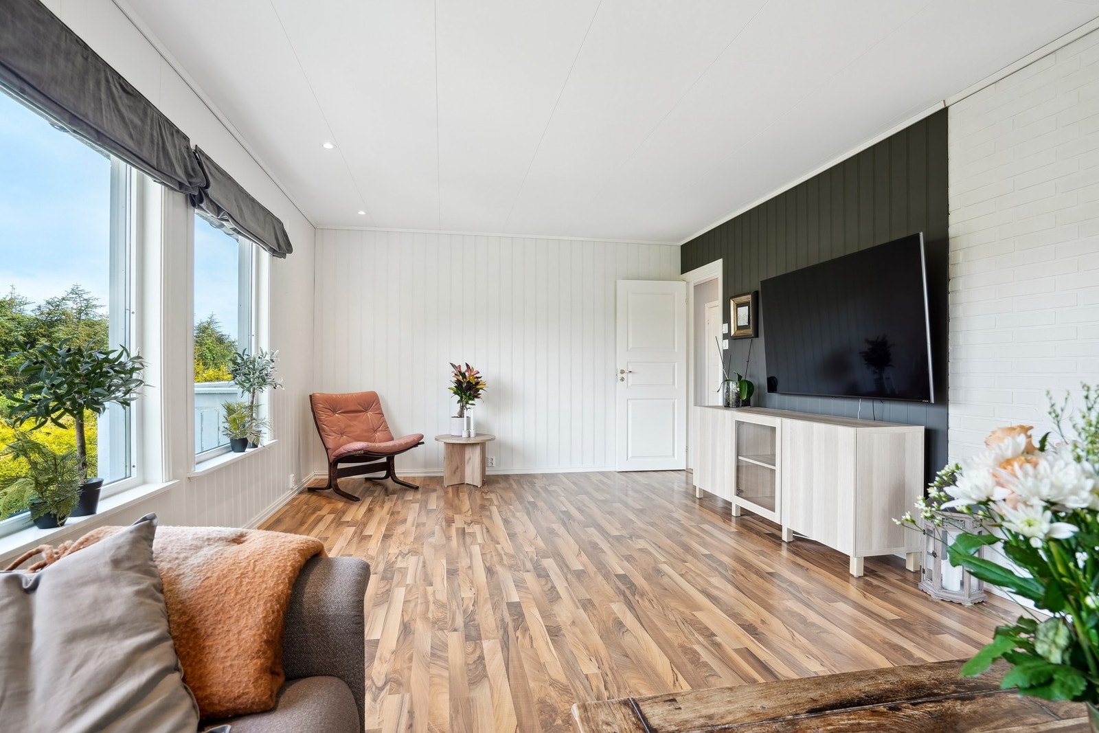 Det kommer godt med naturlig lys inn fra de vestvendte vinduene. Galleribilde