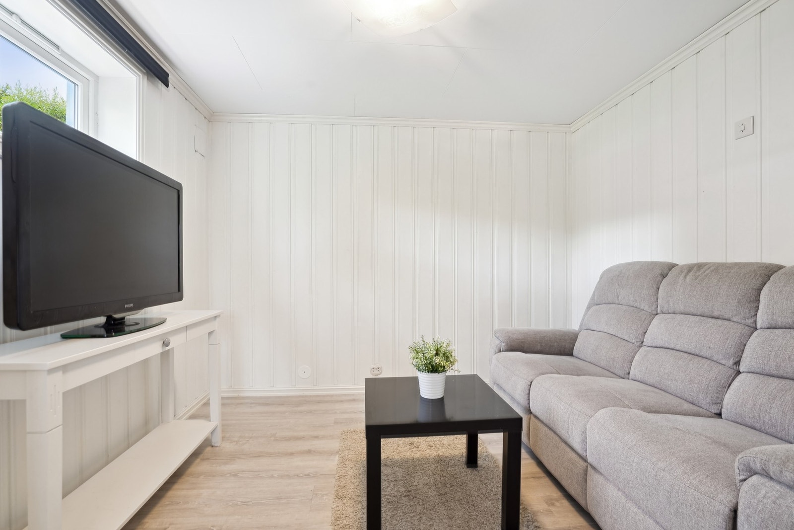 tv stue tilknyttet til rommet som i dag benyttes som soverom med plass til sitetgruppe og tv-møblement. (ikke bruksendret, er definert som div og bod rom) Galleribilde