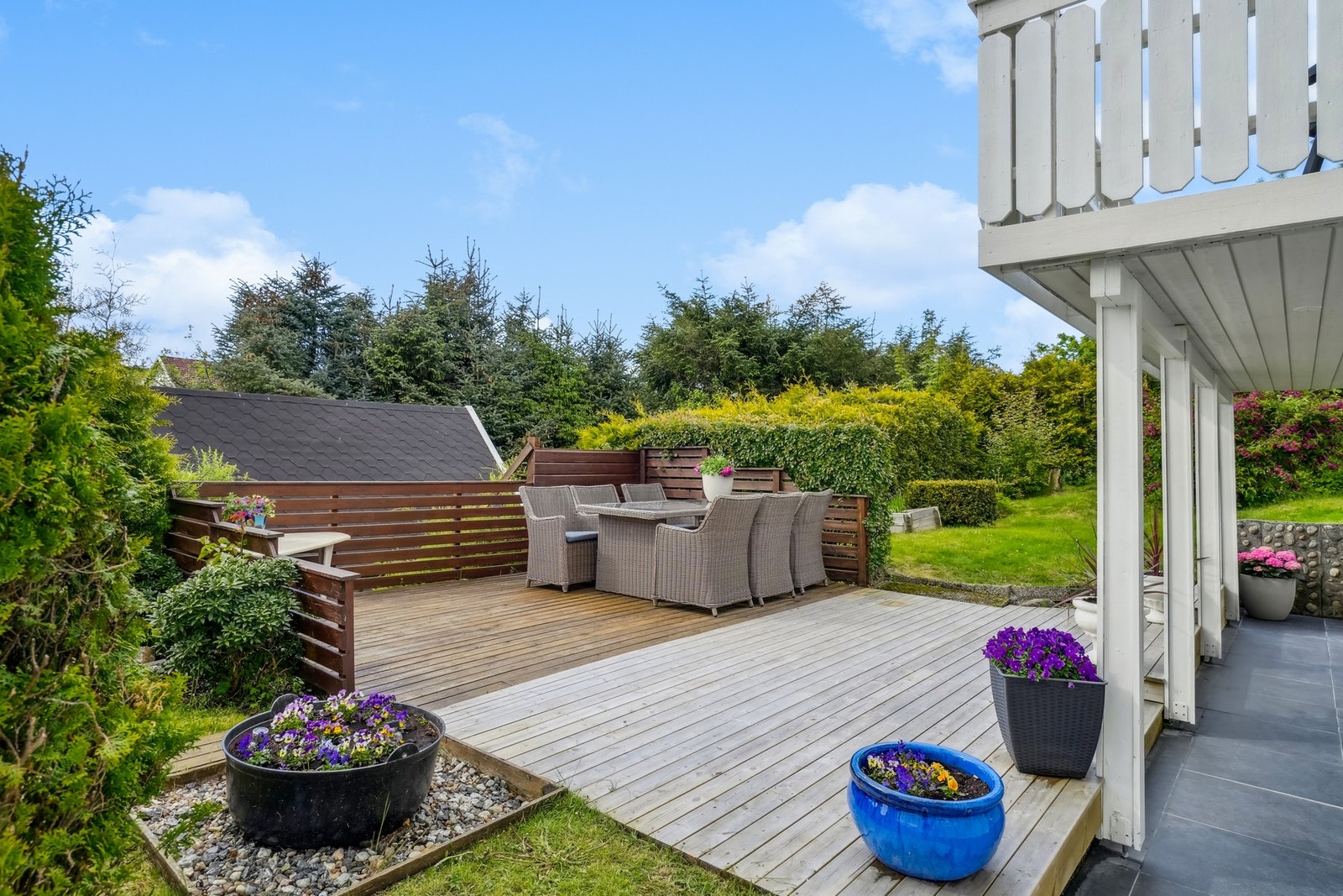 Det er god plass til møblering av loungegruppe og grill om ønsket. Galleribilde