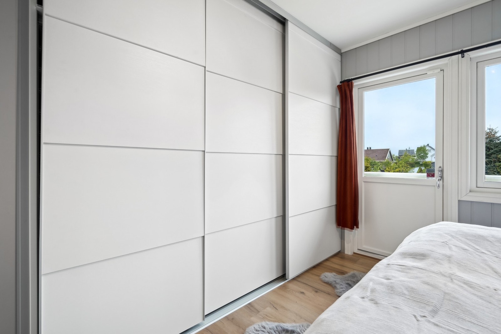 Montert skyvedørsgarderobe for god oppbevaring. Utgang til balkong fra soverommet. Galleribilde