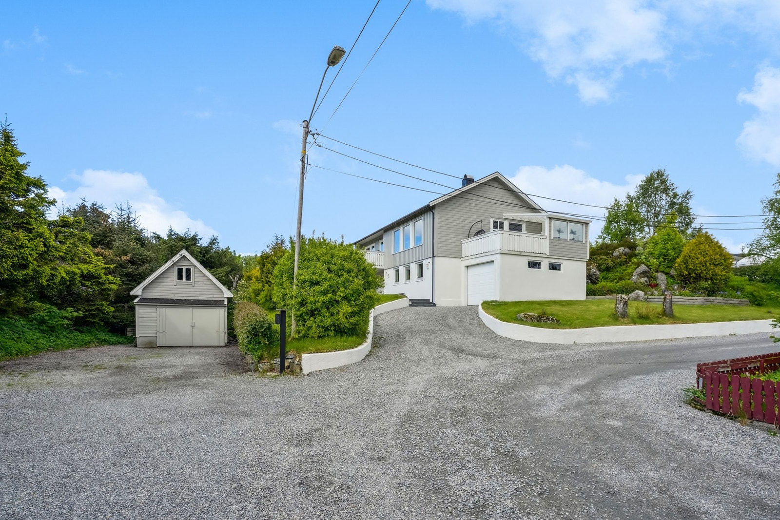 Garasjen som er integrert i huset har et areal på ca. 16 kvm. Det ble skiftet garasjeport i 2020. El-bil lader montert i 2023. Galleribilde