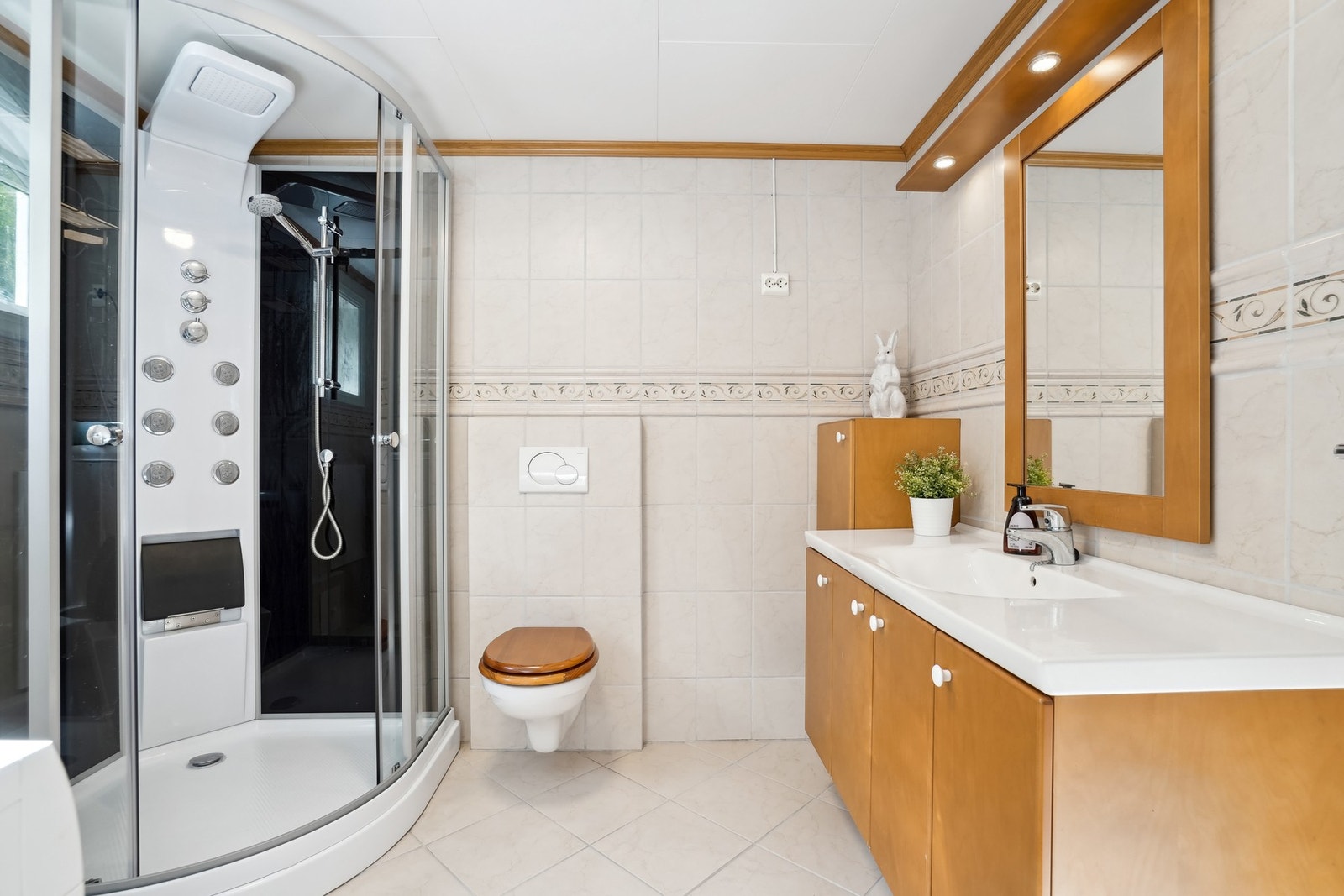 Helfliset bad med elektriske varmekabler i gulvet. Bad fra 2004 Galleribilde