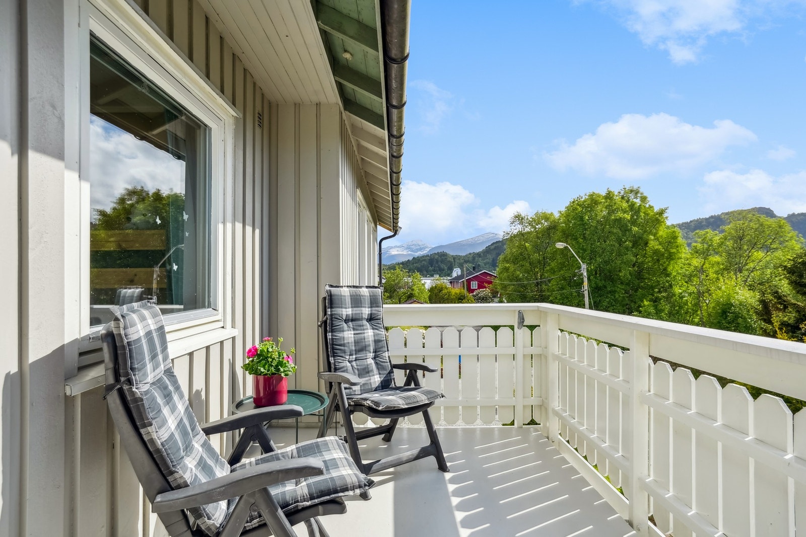 Vestvendt balkong med gode solforhold. Galleribilde