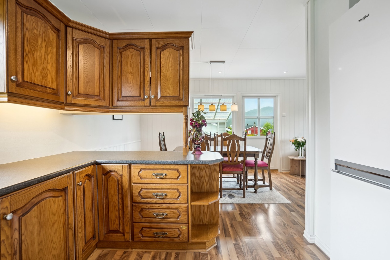 Det er laminat benkeplateplate. Belysning under overskap. Galleribilde