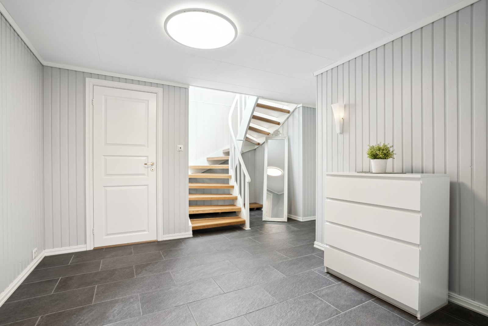 Trapp opp til 2.etg fra gangen. Galleribilde