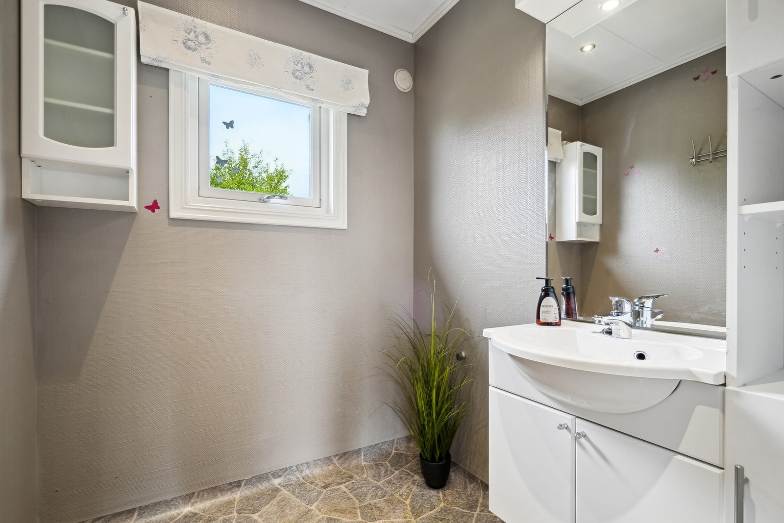 Det er montert baderomsinnredning med nedfelt servant, toalett og opplegg for dusj. Galleribilde