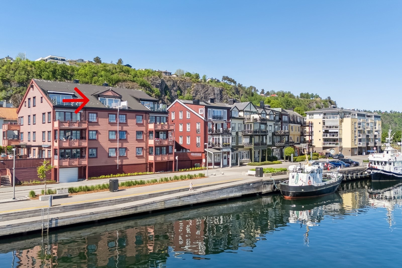 Velkommen til Styregaten 5 C på bryggekanten i Holmestrand Galleribilde
