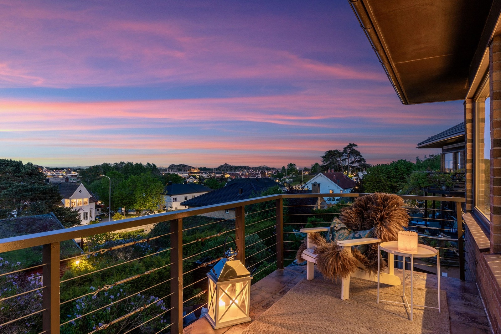 Vakker kveldstemning på balkongen utenfor spisestuen. Galleribilde