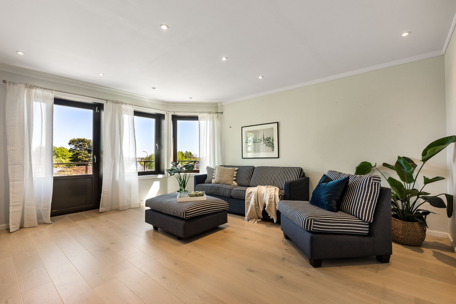 Stue i 1.etasje med utgang til terrassen. Galleribilde