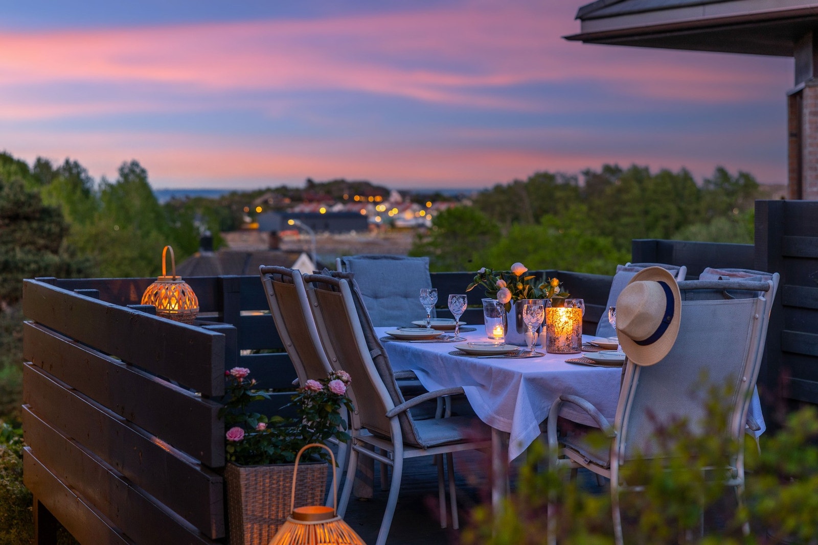 Boligen har flere uteplasser og her kan man enkelt tilpasse utemøbler til sitt behov. Galleribilde