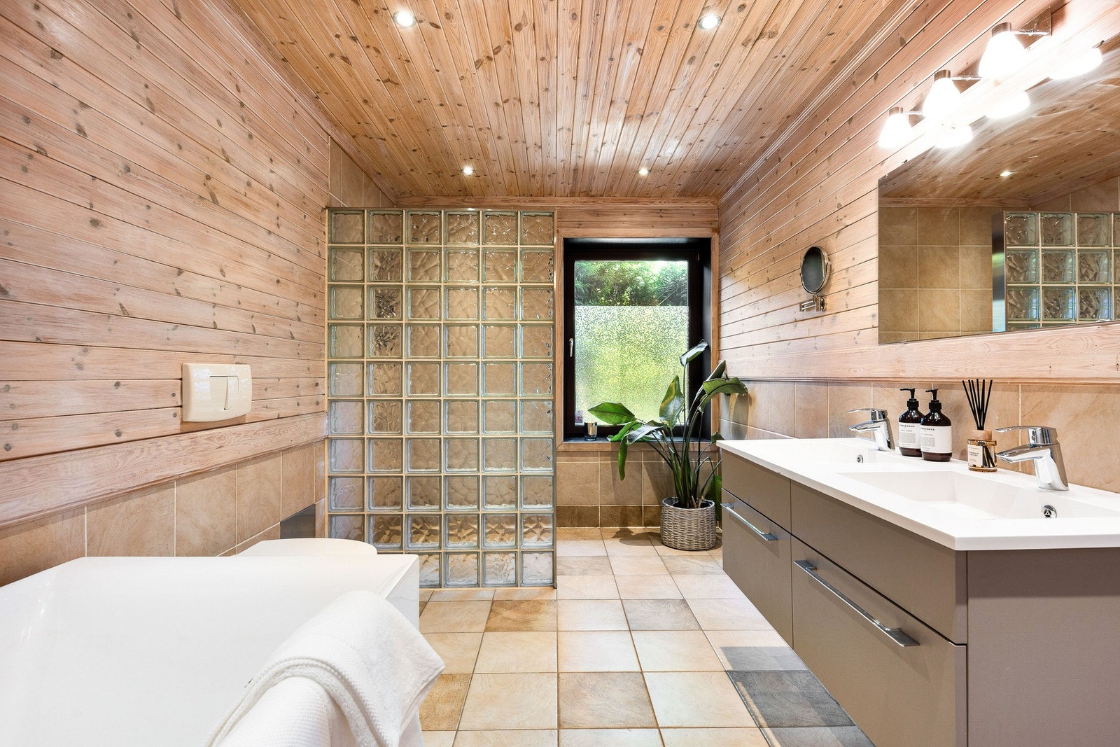 Bad med dusjnisje og badekar i 1 etasje. Galleribilde