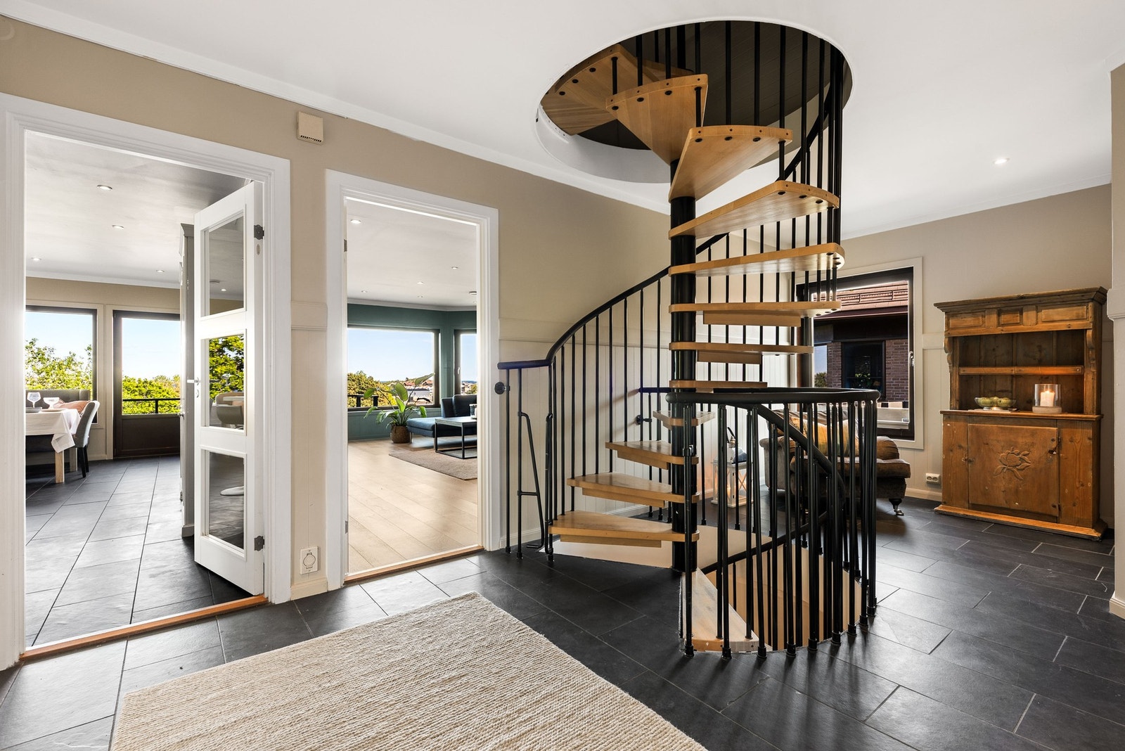 Vindeltrapp til loftetasje og underetasje. Galleribilde