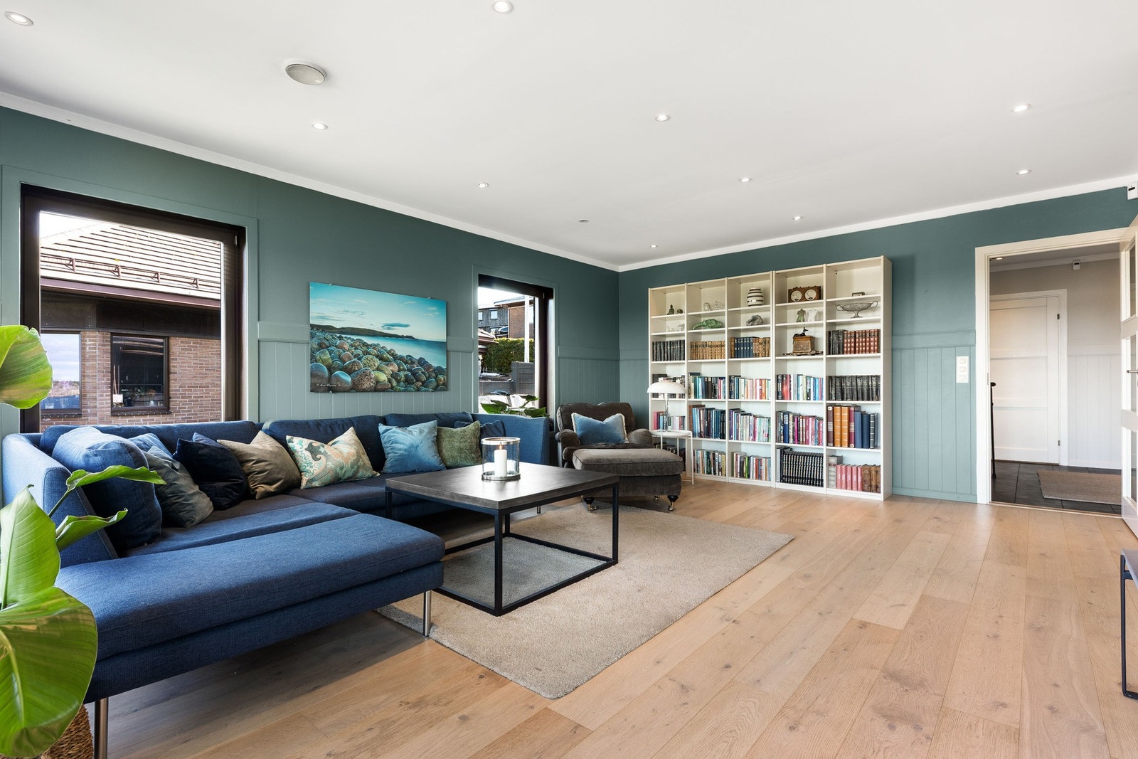 Stuen har god plass til oppbevaring og møblering. Galleribilde