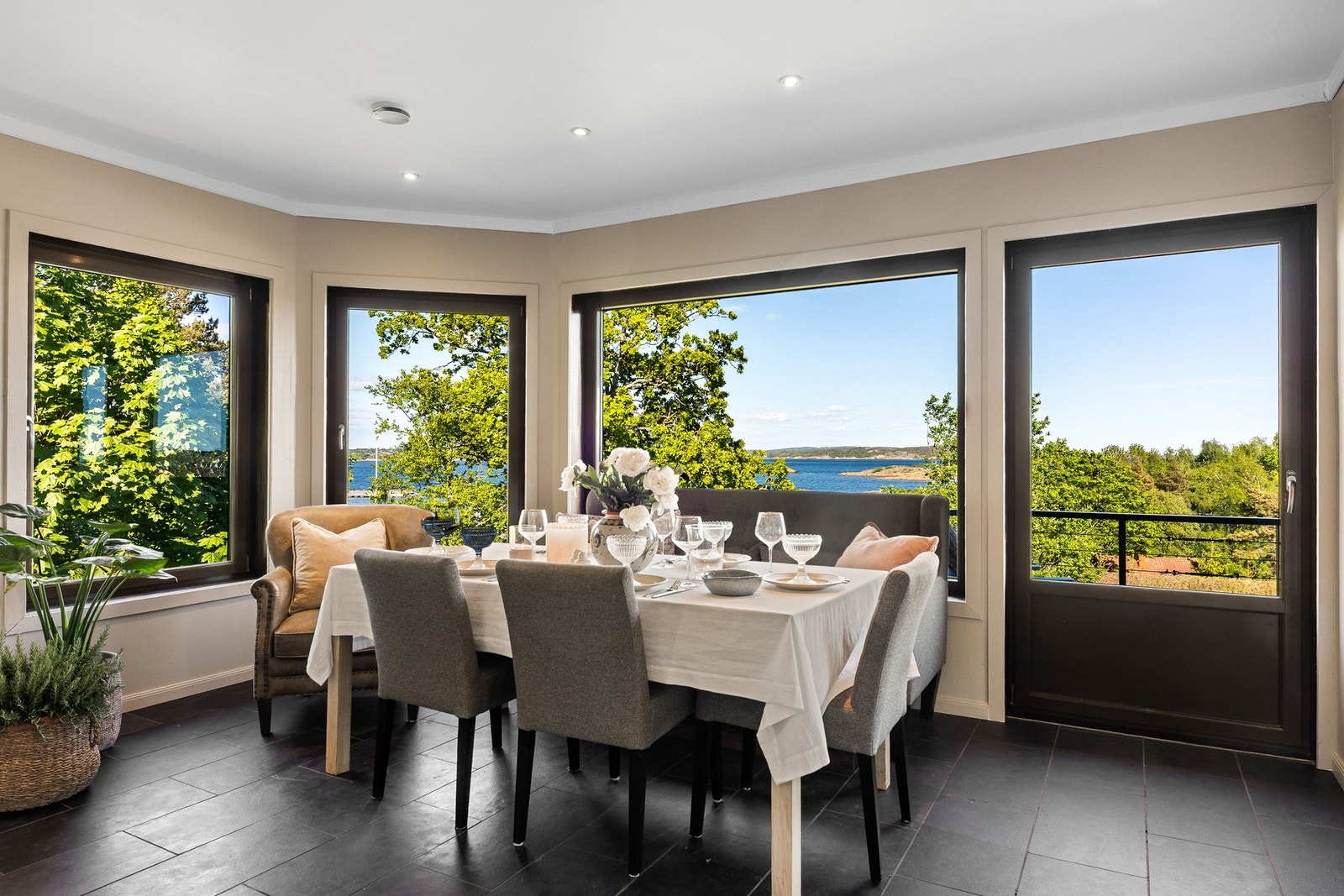 Det er panoramautsikt fra spisestue/kjøkken, som inviterer til godt samvær rundt bordet. Galleribilde