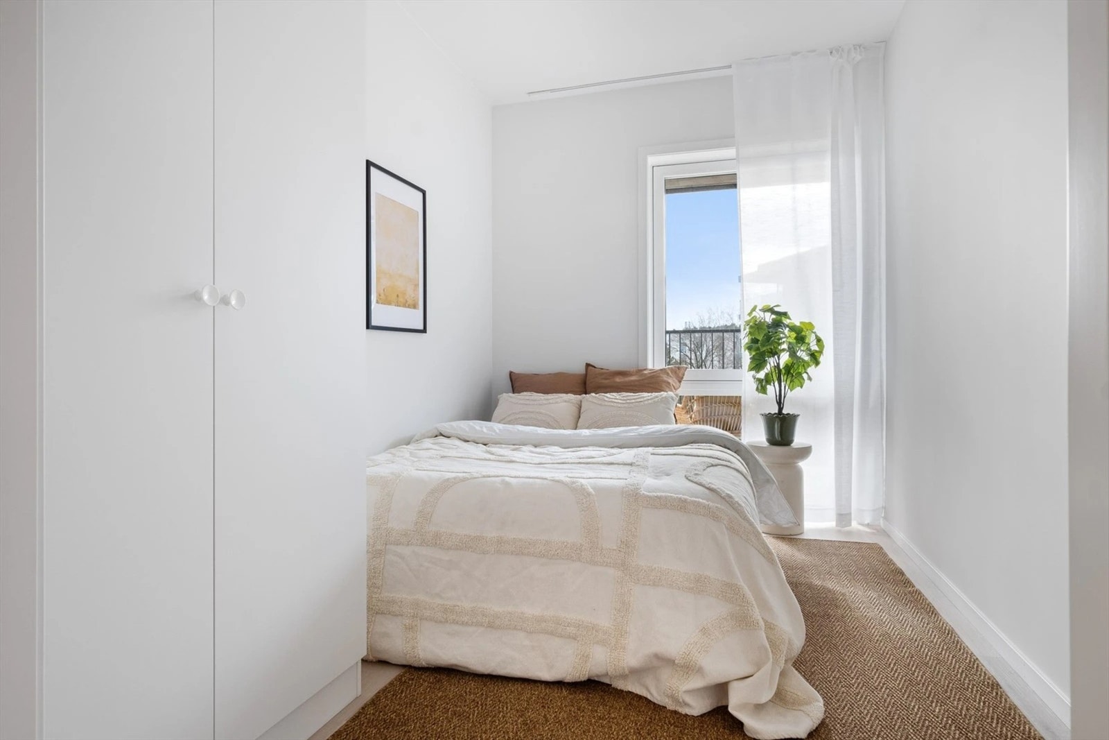 Soverom 2 er også av god størrelse med god plass til større seng, nattbord og garderobeskap. Galleribilde