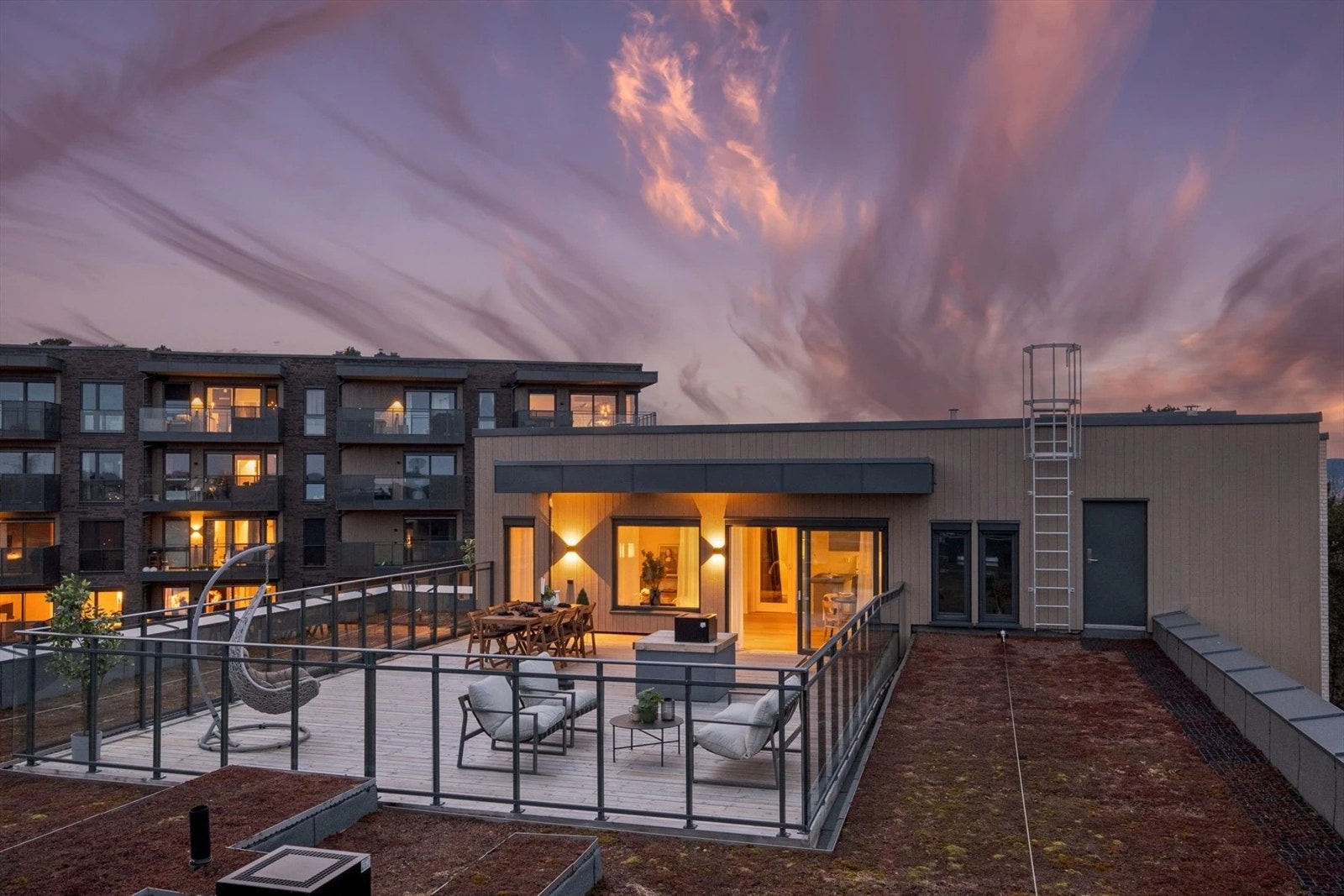 Særdeles flott privat takterrasse på hele 67,5kvm, ypperlig for å nyte herlige vår/ sommerdager. Galleribilde