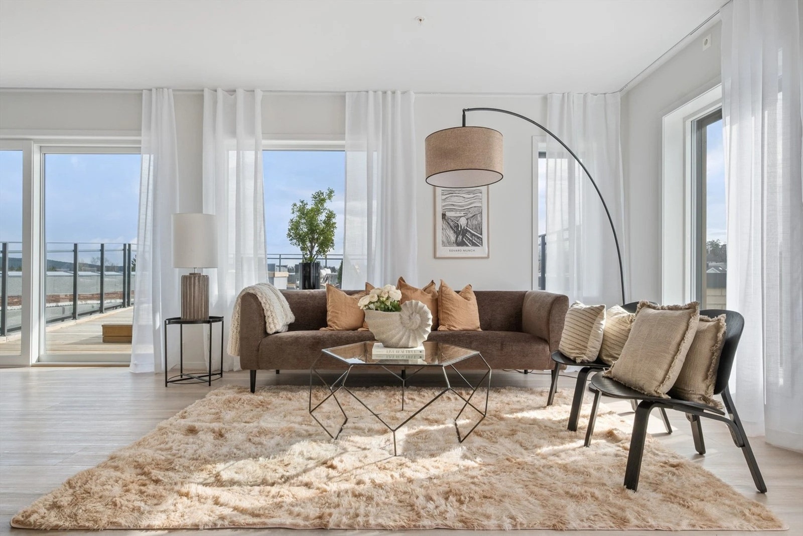 Det er gode møbleringsmuligheter for sofagruppe, spisebord og annet møblement Galleribilde