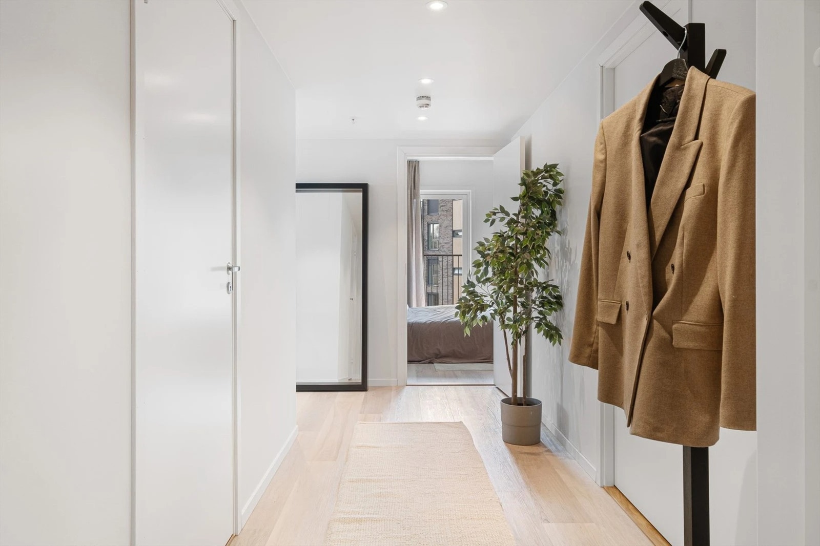 Lys og praktisk entrè gir et godt førsteinntrykk av boligen. Galleribilde