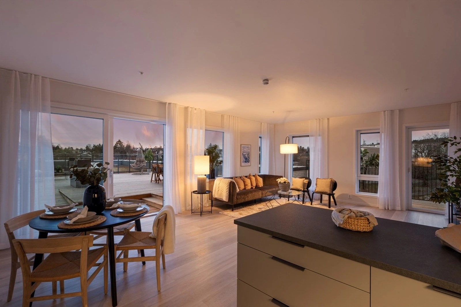 Det er god plass til en hyggelig spisegruppe Galleribilde