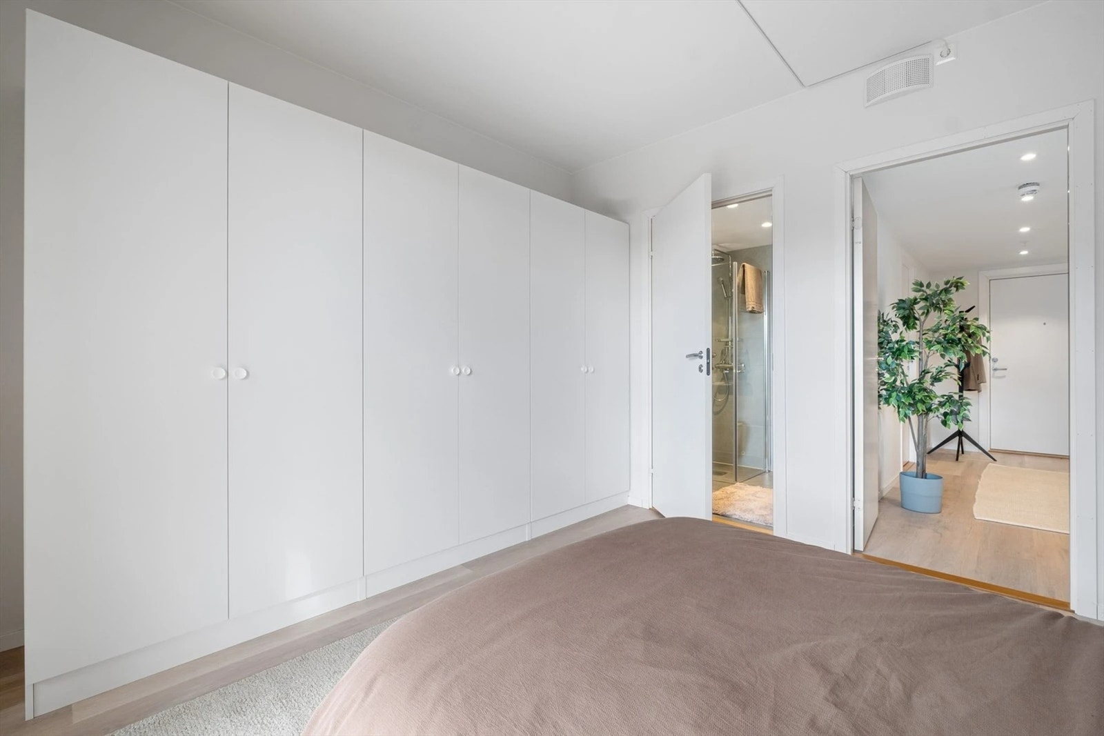 Hovedsoverom har adgang til eget baderom. Galleribilde