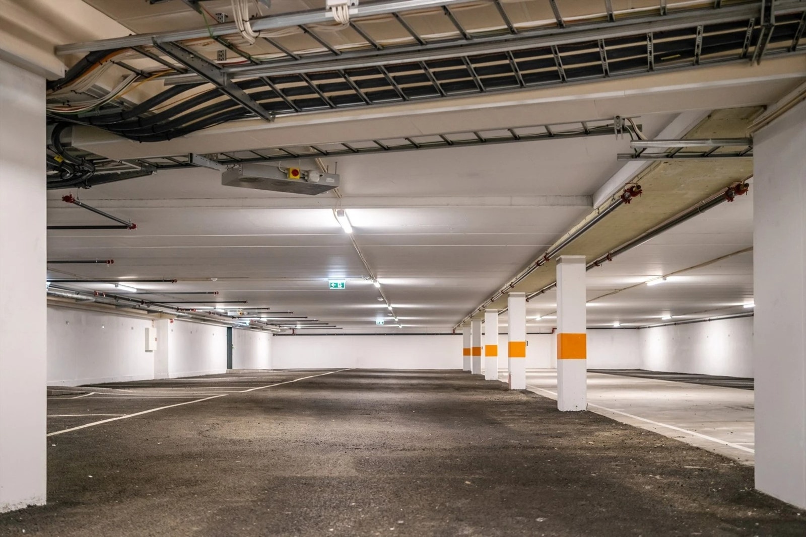 Garasjeanlegget er oppvarmet og utstyrt med en elbil-lader ved hver parkeringsplass. En garasjeplass er inkludert. Galleribilde