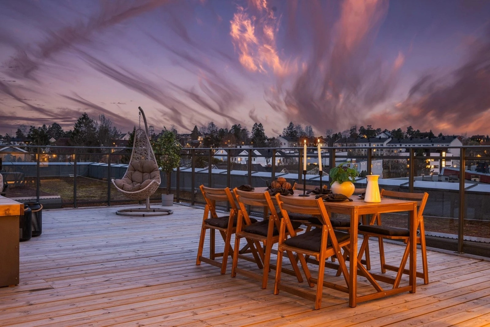 Uteplassen kan innredes med flere sittegrupper, beplantning og grill. Galleribilde