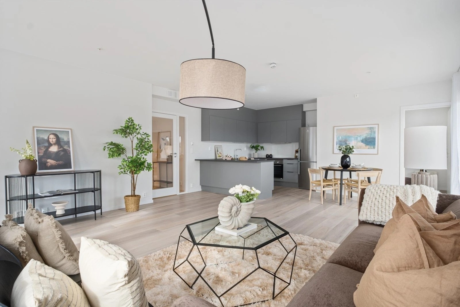 Åpen stue-/kjøkkenløsning gir en luftig romfølelse og legger til rette for et behagelig oppholdsrom. Galleribilde