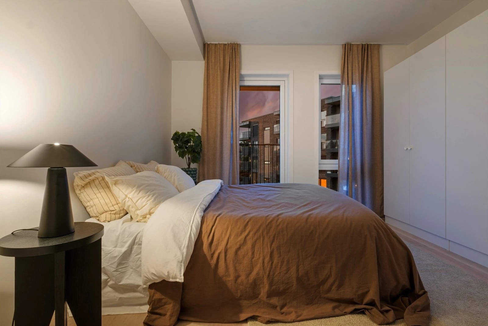 Hovedsoverom er av god størrelse og byr på plass til dobbeltseng, garderobeskap og nattbord på hver side. Galleribilde